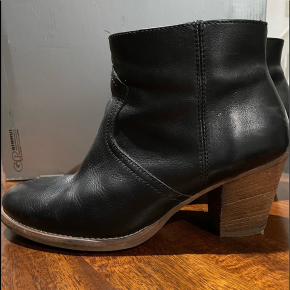 Madewell Booties- Size 9 Women- gently worn- good condition- very comfortable - Picture 2 of 2